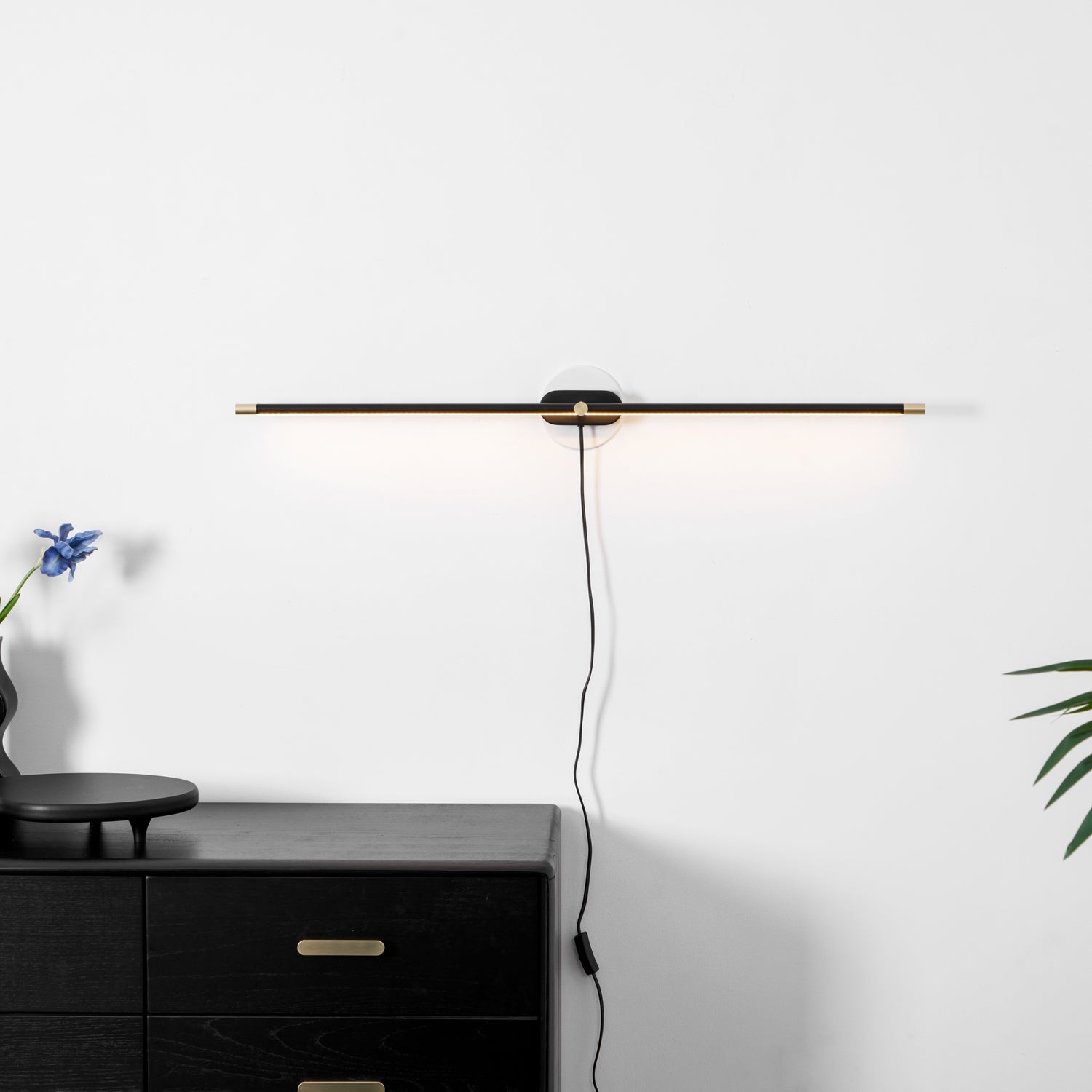 Linear Minimalist Wall-Mounted Plug-in Light Fixture Lighting Lobby